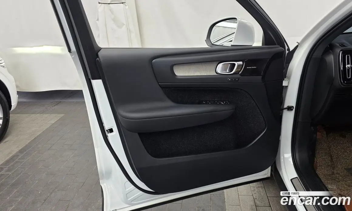 Volvo XC40 2019 2.0 автомат (гидро), фото 14