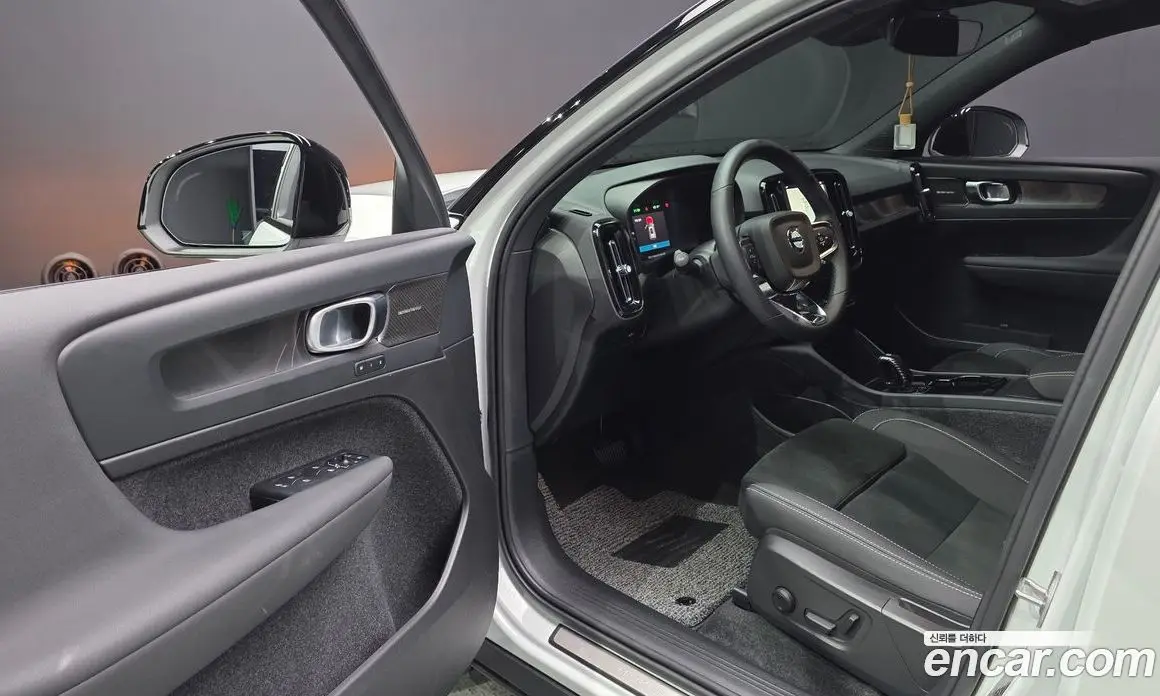 Volvo XC40 2024 0.2 автомат (гидро), фото 12