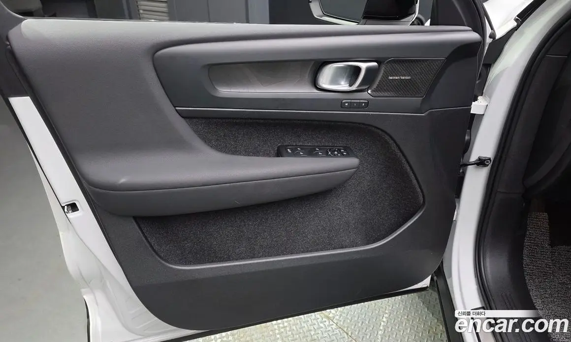 Volvo XC40 2024 0.2 автомат (гидро), фото 13