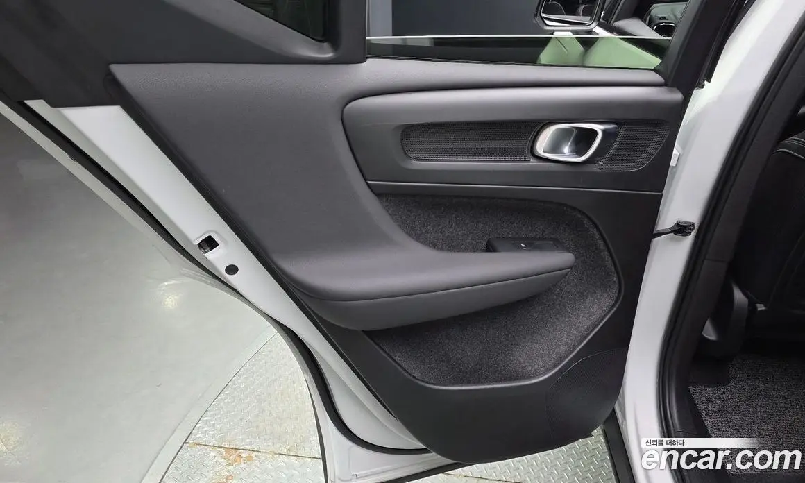 Volvo XC40 2024 0.2 автомат (гидро), фото 14