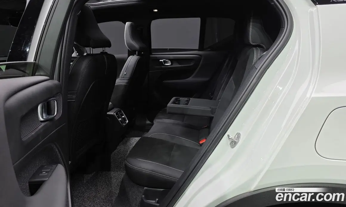 Volvo XC40 2024 0.2 автомат (гидро), фото 15