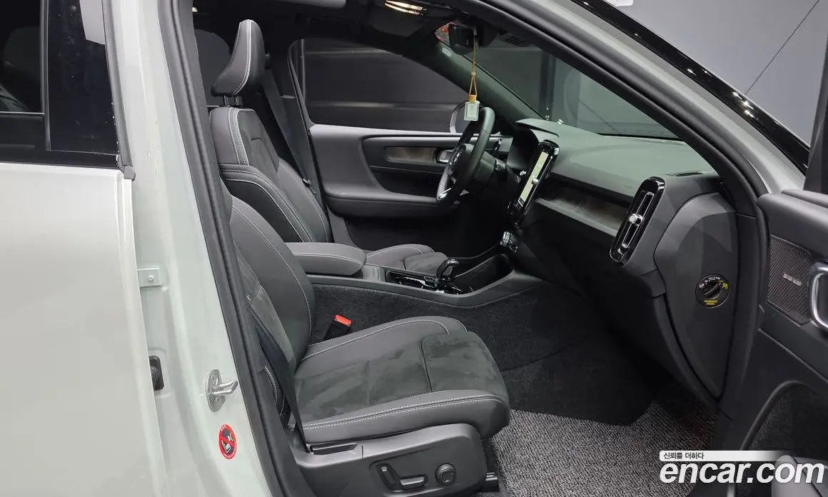 Volvo XC40 2024 0.2 автомат (гидро), фото 16