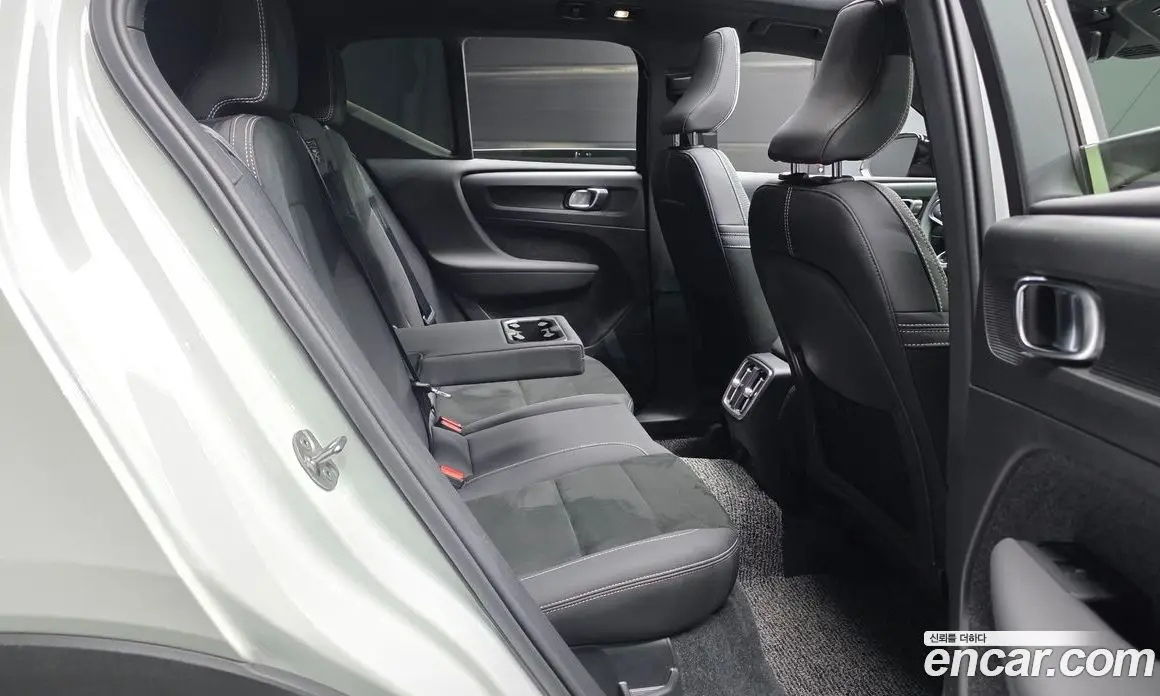 Volvo XC40 2024 0.2 автомат (гидро), фото 17