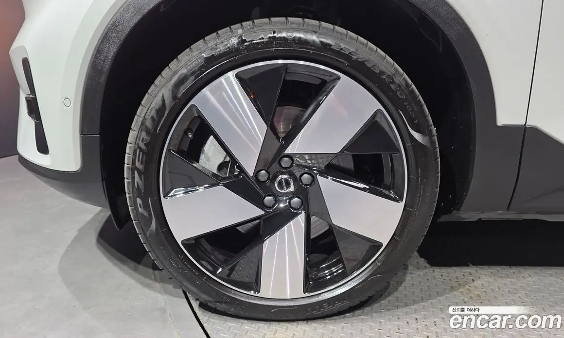 Volvo XC40 2024 0.2 автомат (гидро), фото 4