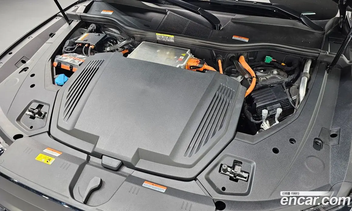 Audi SQ8 e-tron 2024 0.3 автомат (гидро), фото 6