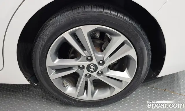 Hyundai Avante 2017 1.6 автомат (гидро), миниатюра 7 Hyundai Avante 2017 1.6 автомат (гидро), миниатюра 7