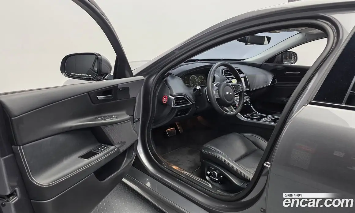 Jaguar XE 2019 2.0 автомат (гидро), фото 13 Jaguar XE 2019 2.0 автомат (гидро), фото 13
