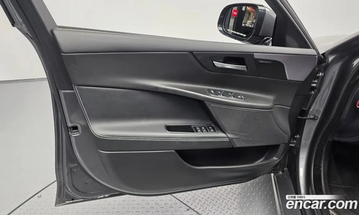 Jaguar XE 2019 2.0 автомат (гидро), фото 14 Jaguar XE 2019 2.0 автомат (гидро), фото 14