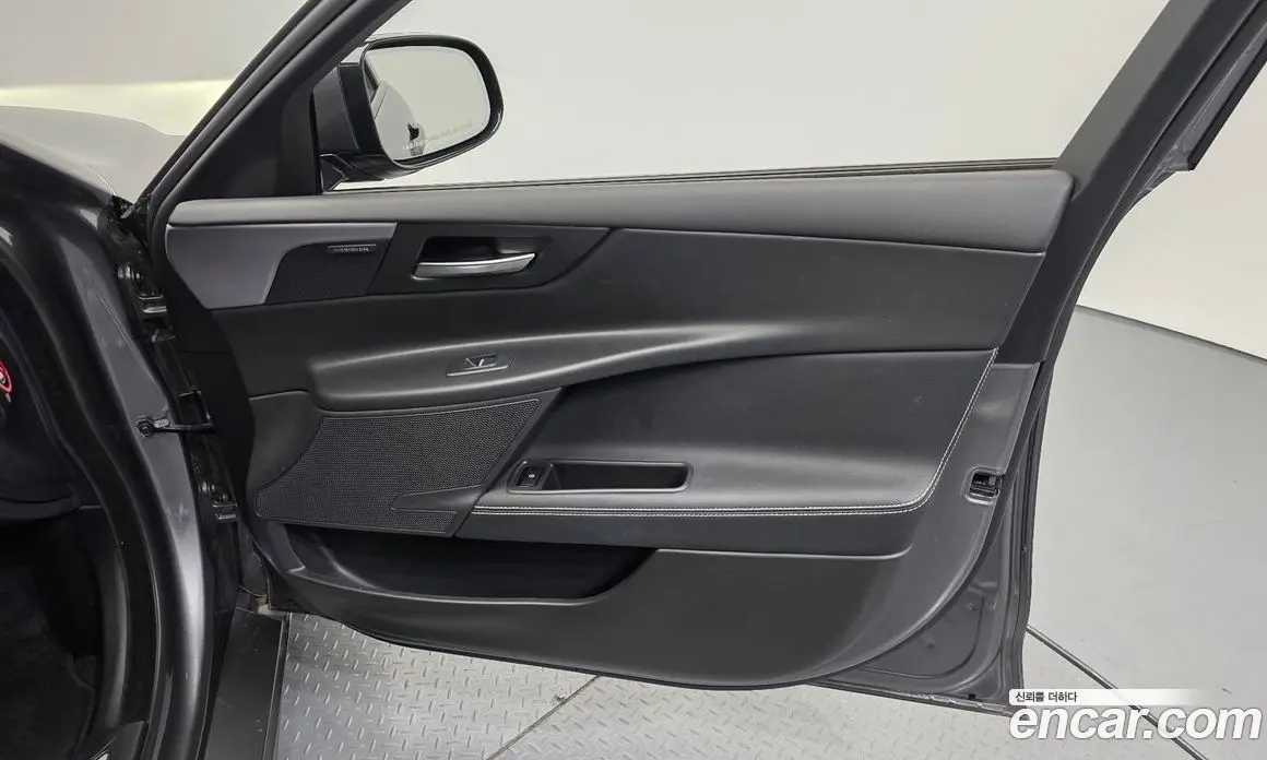 Jaguar XE 2019 2.0 автомат (гидро), фото 15 Jaguar XE 2019 2.0 автомат (гидро), фото 15