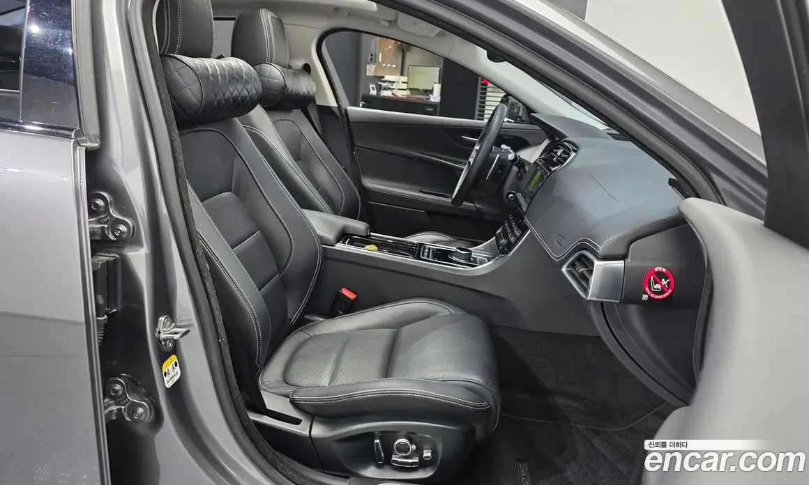 Jaguar XE 2019 2.0 автомат (гидро), фото 17 Jaguar XE 2019 2.0 автомат (гидро), фото 17