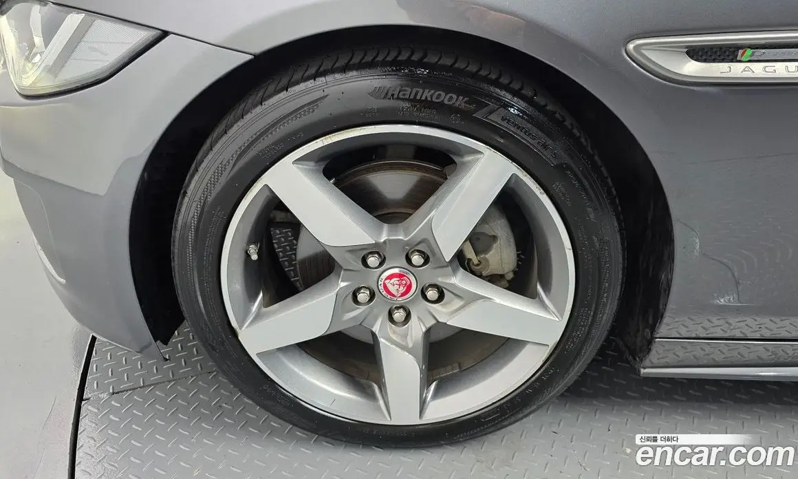 Jaguar XE 2019 2.0 автомат (гидро), фото 5 Jaguar XE 2019 2.0 автомат (гидро), фото 5