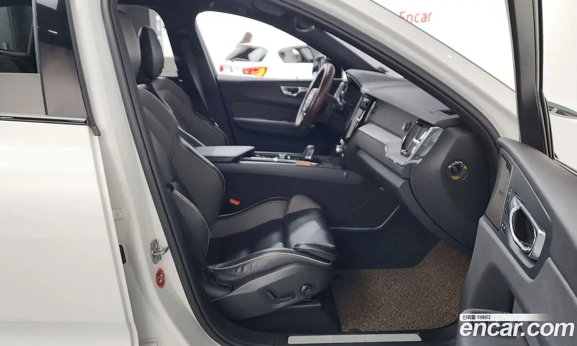 Volvo XC60 2020 2.0 автомат (гидро), фото 16