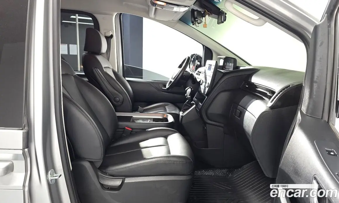 Hyundai Staria 2023 2.2 автомат (гидро), фото 16