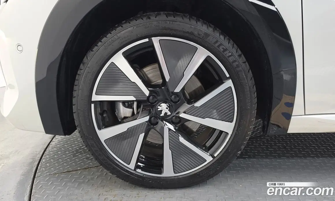 Peugeot 208 2022 0.1 автомат (гидро), фото 5