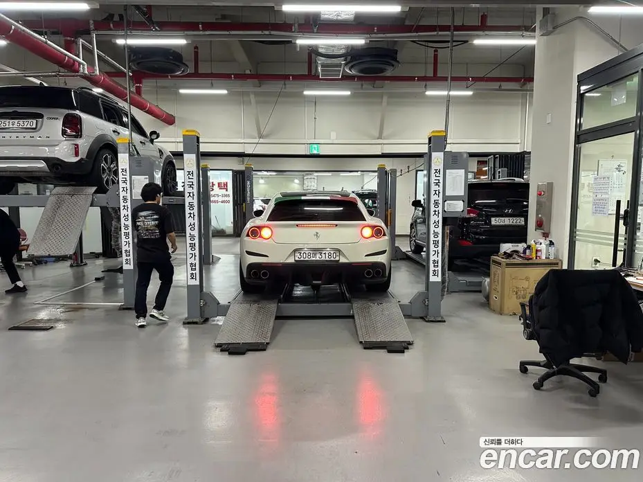 Ferrari GTC4 Lusso 2019 3.9 автомат (гидро), фото 18 Ferrari GTC4 Lusso 2019 3.9 автомат (гидро), фото 18