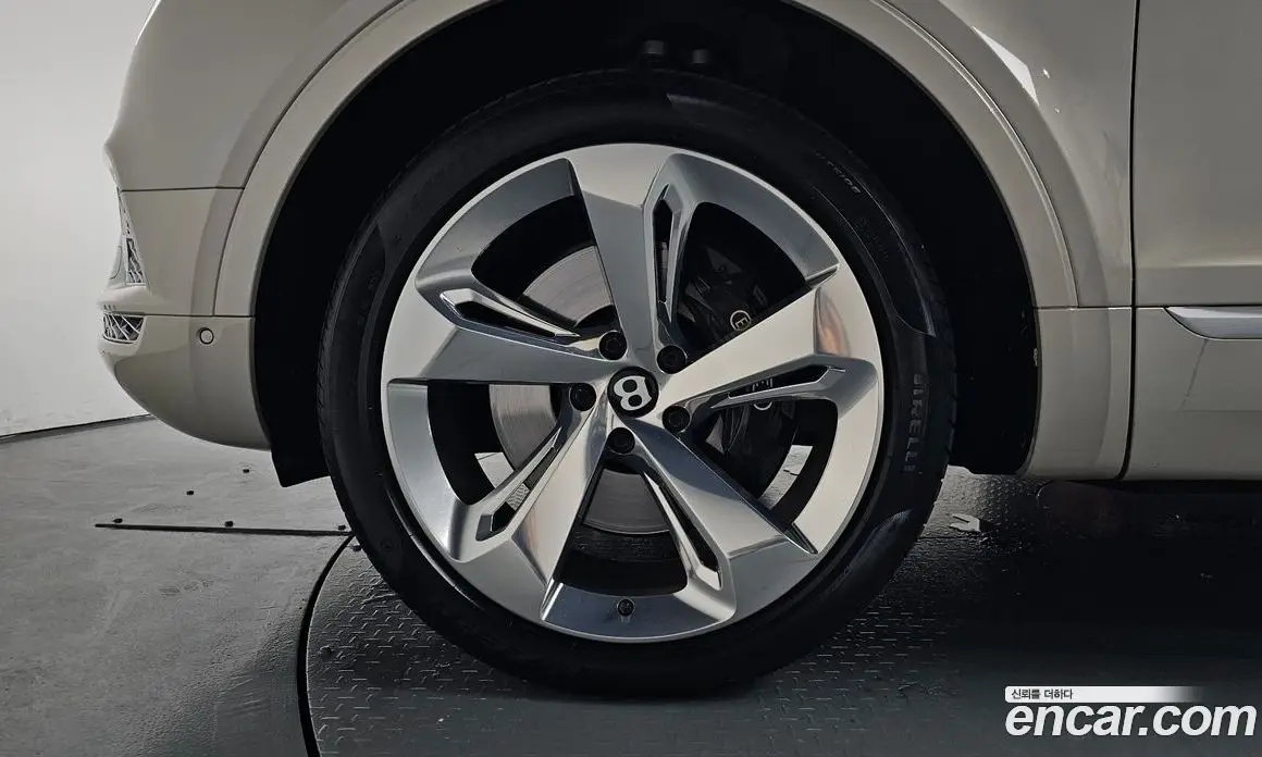 Bentley Bentayga 2018 6.0 автомат (гидро), фото 4