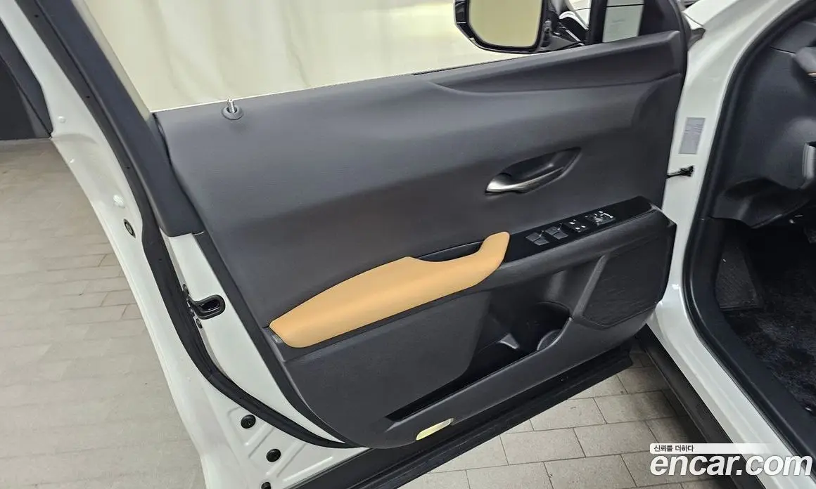 Lexus UX 2023 2.0 автомат (гидро), фото 13