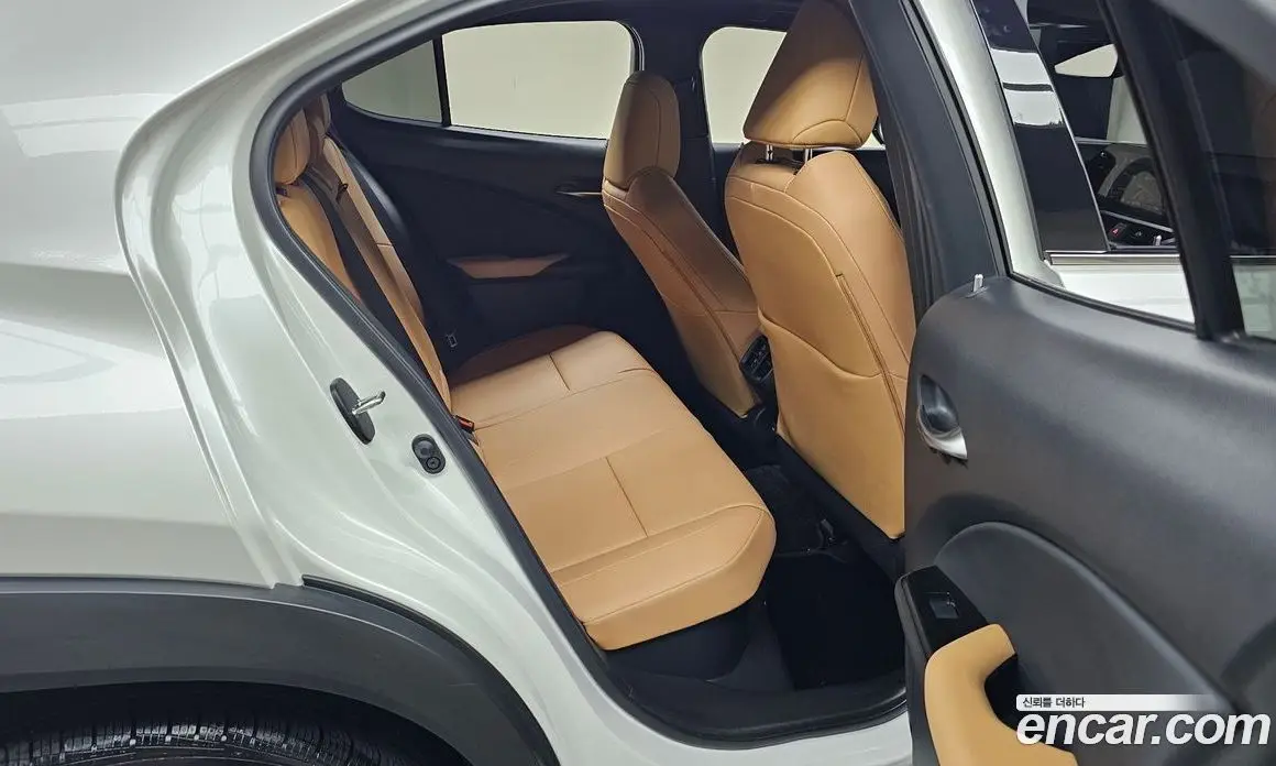 Lexus UX 2023 2.0 автомат (гидро), фото 16
