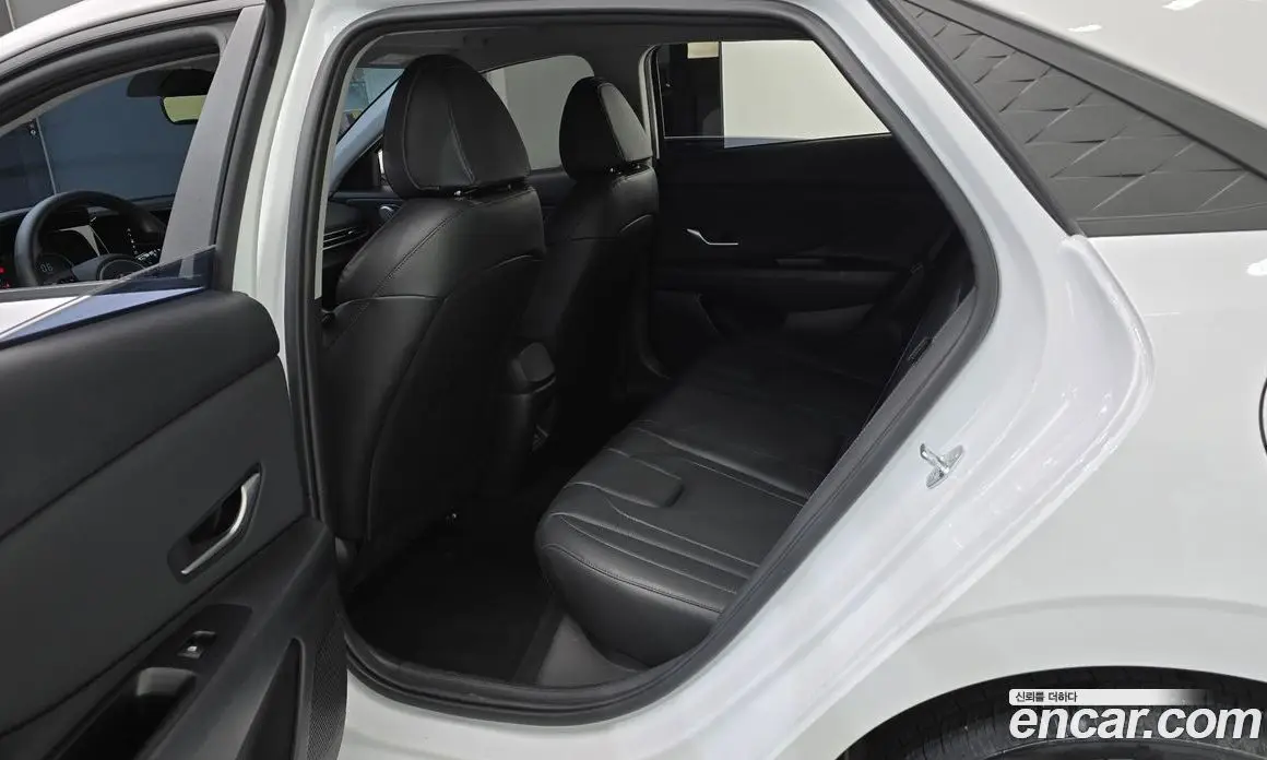 Hyundai Avante 2023 1.6 автомат (гидро), фото 16