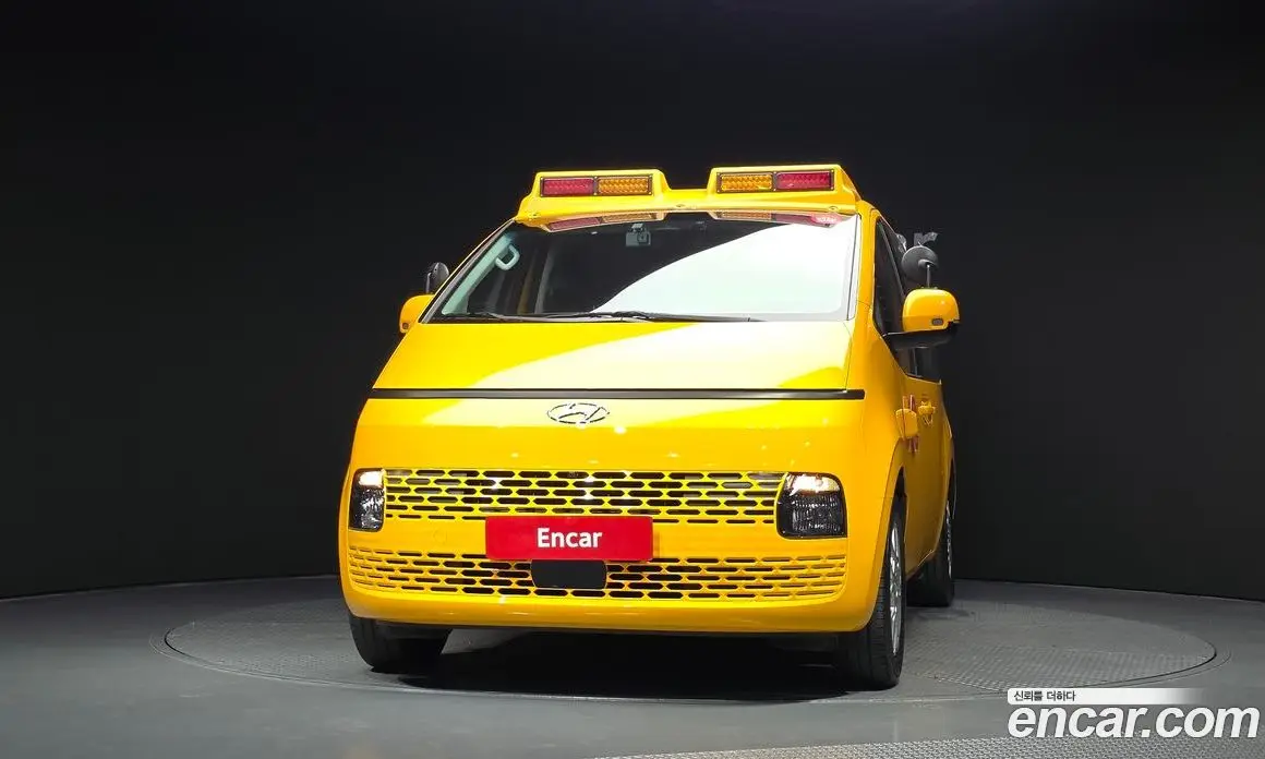 Hyundai Staria 2023 3.5 автомат (гидро), фото 3