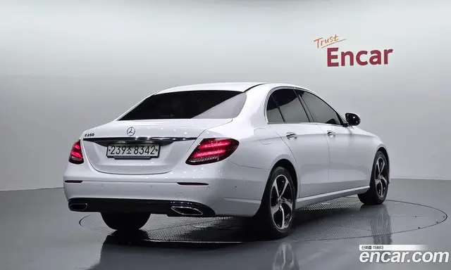 Mercedes-Benz E-Class 2020 2.0 автомат (гидро), миниатюра 2