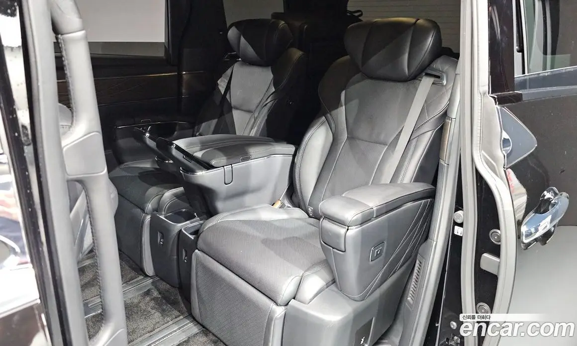 Toyota Alphard 2025 2.5 автомат (гидро), фото 16
