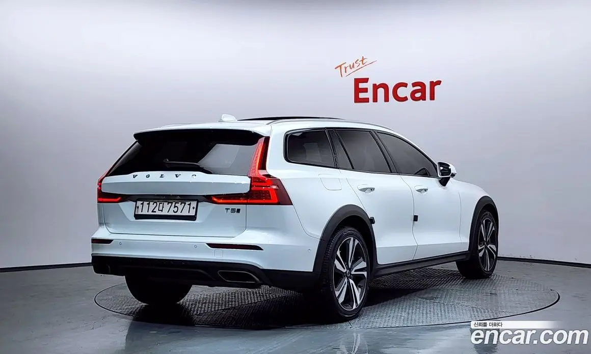 Volvo V60 2020 2.0 автомат (гидро), фото 2 Volvo V60 2020 2.0 автомат (гидро), фото 2