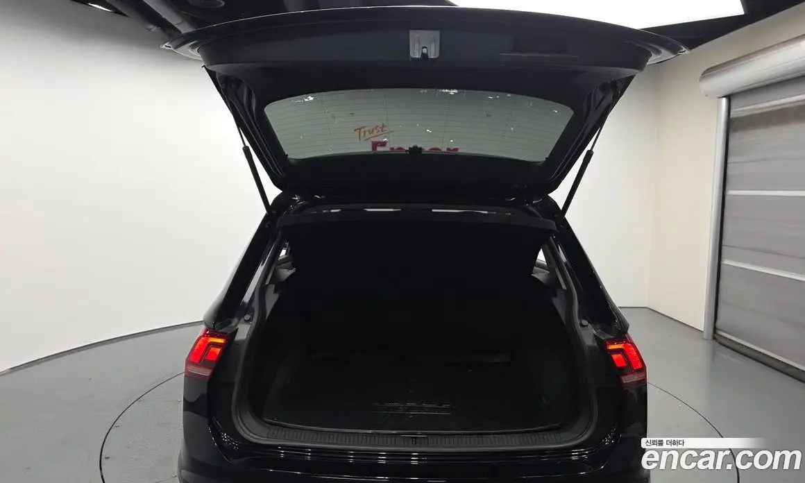 Volkswagen Tiguan 2018 2.0 автомат (гидро), фото 20 Volkswagen Tiguan 2018 2.0 автомат (гидро), фото 20