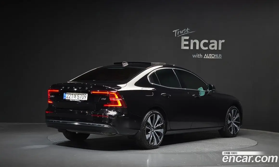 Volvo S60 2022 2.0 автомат (гидро), фото 1 Volvo S60 2022 2.0 автомат (гидро), фото 1