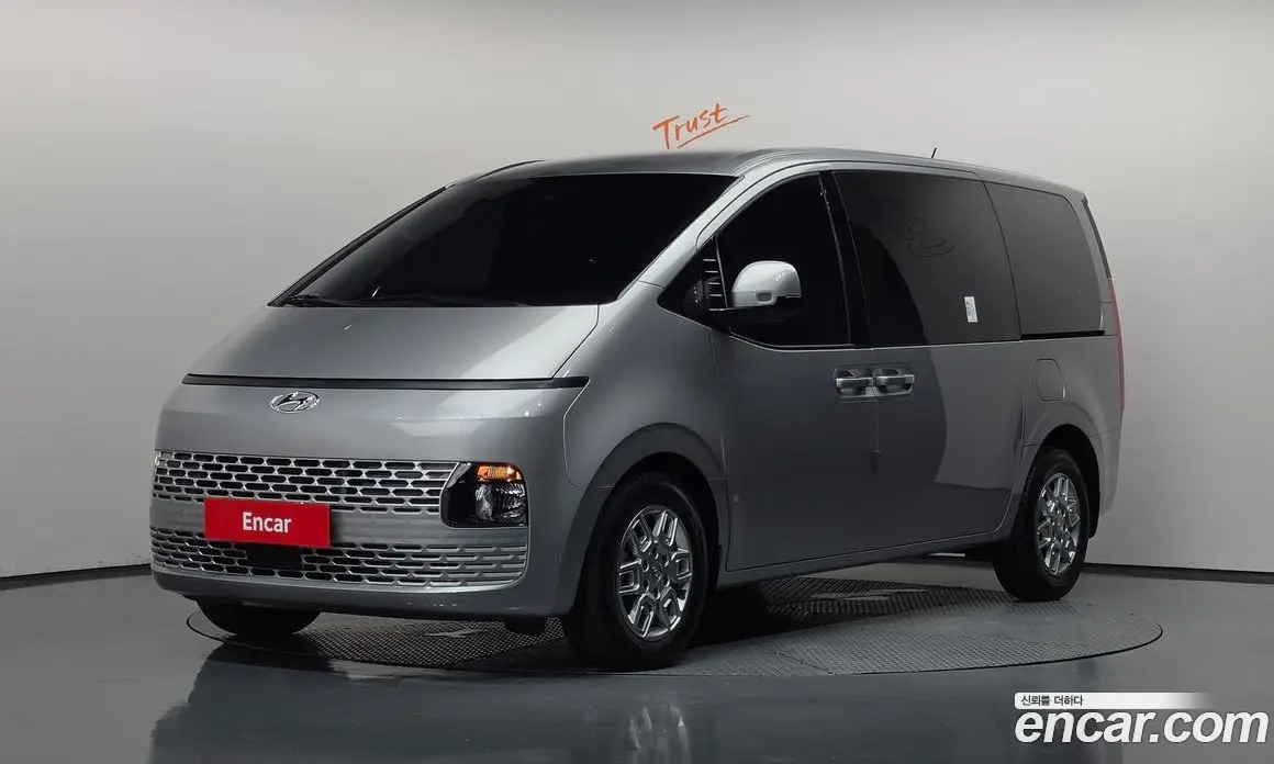 Hyundai Staria 2023 2.2 автомат (гидро), фото 1