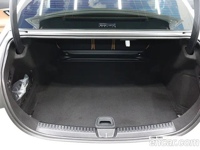 Mercedes-Benz E-Class 2025 2.0 автомат (гидро), миниатюра 5