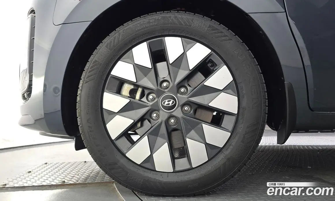 Hyundai Staria 2023 2.2 автомат (гидро), фото 5