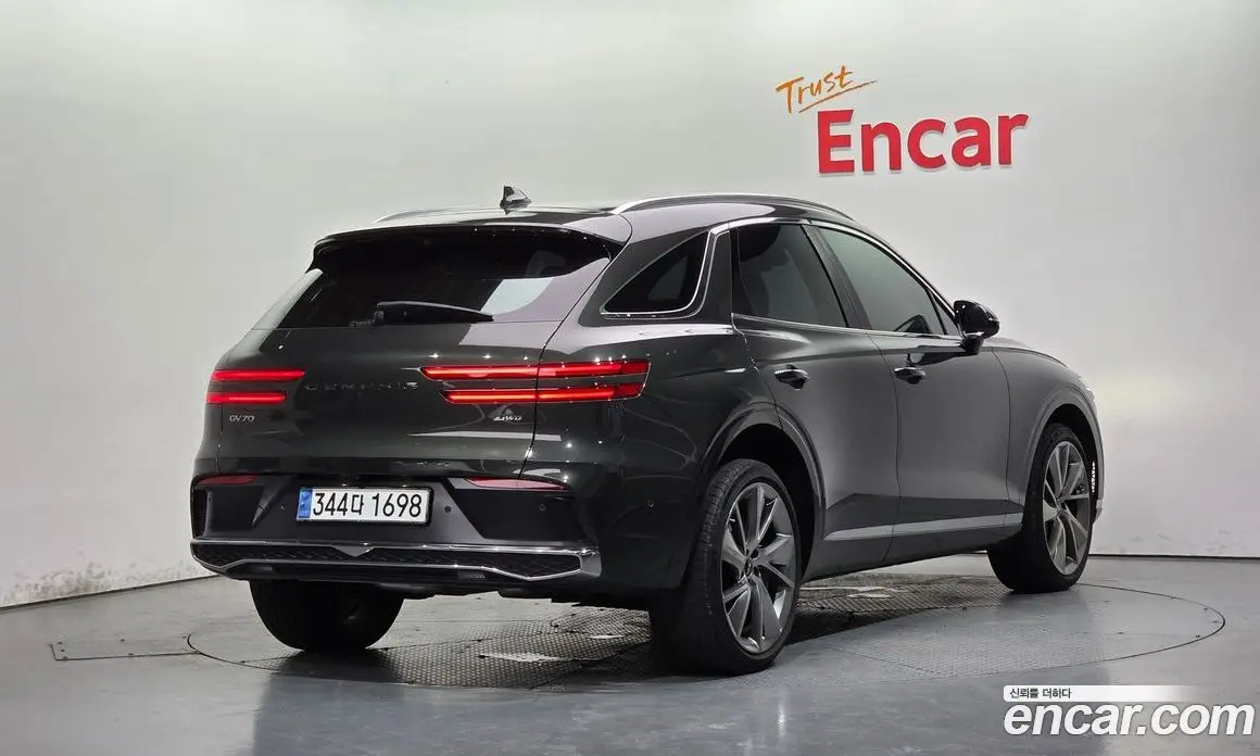 Genesis GV70 2024 2.5 автомат (гидро), фото 1 Genesis GV70 2024 2.5 автомат (гидро), фото 1
