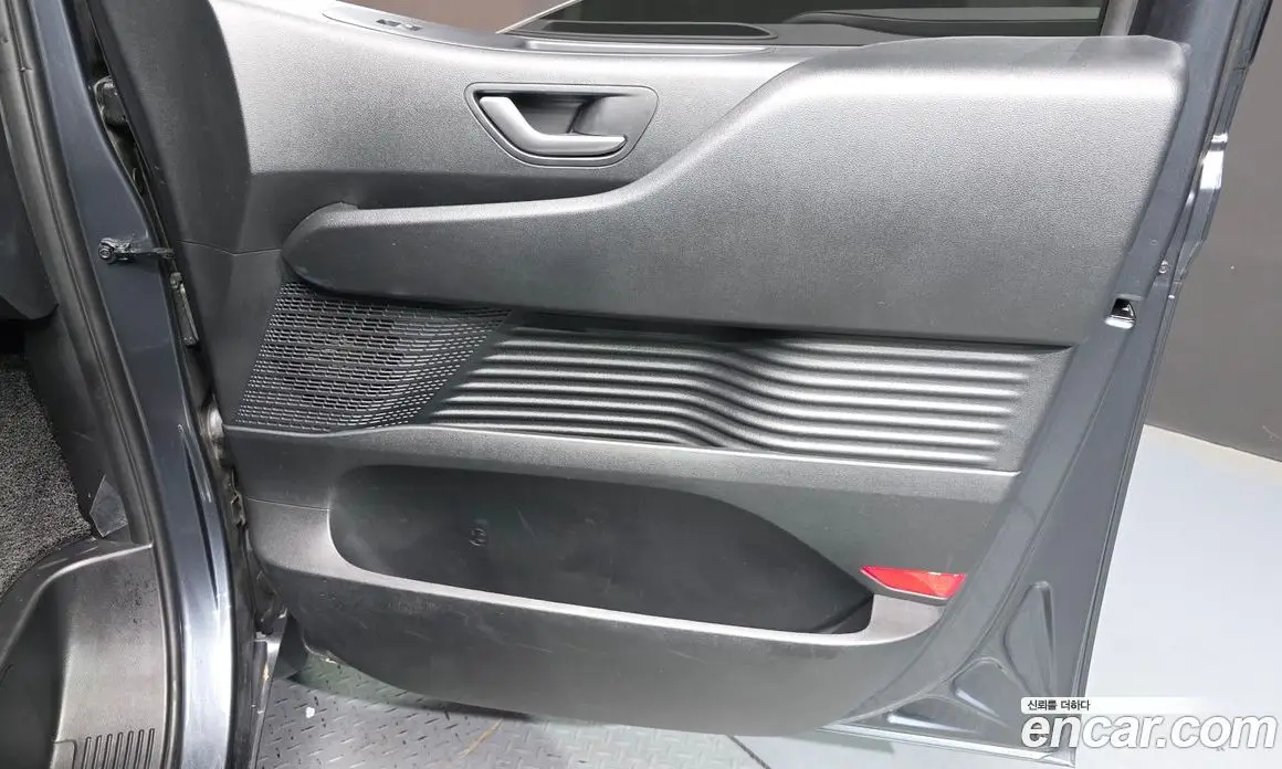 Hyundai Staria 2023 2.2 автомат (гидро), фото 14