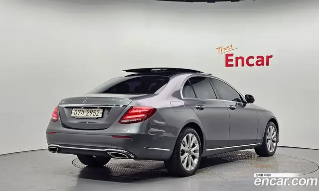 Mercedes-Benz E-Class 2019 2.0 автомат (гидро), миниатюра 2
