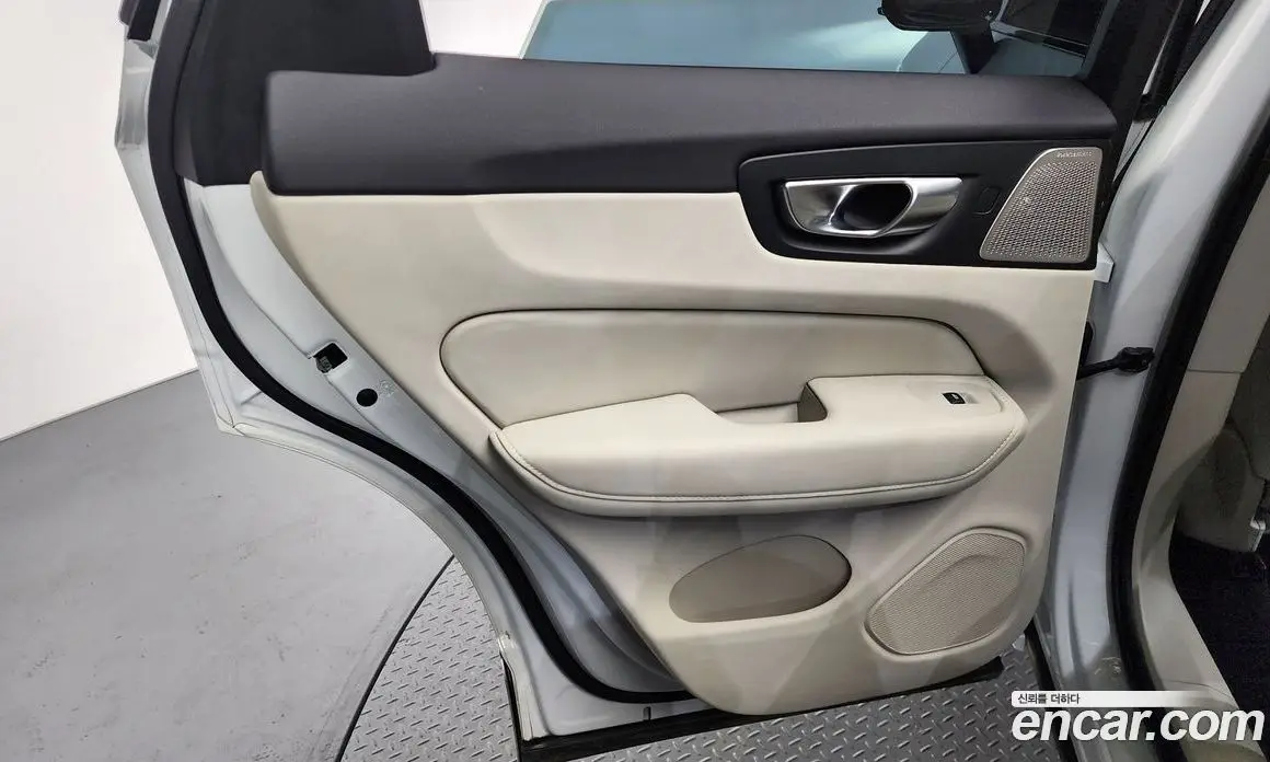 Volvo XC60 2025 2.0 автомат (гидро), фото 15