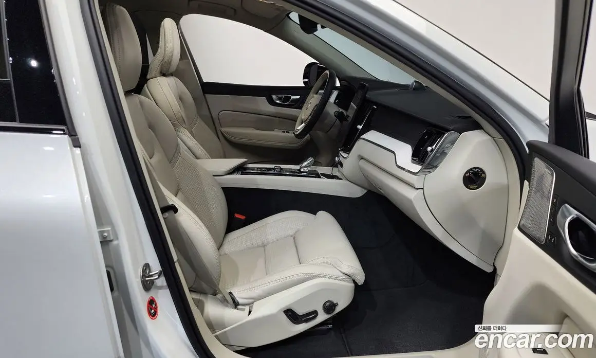 Volvo XC60 2025 2.0 автомат (гидро), фото 16