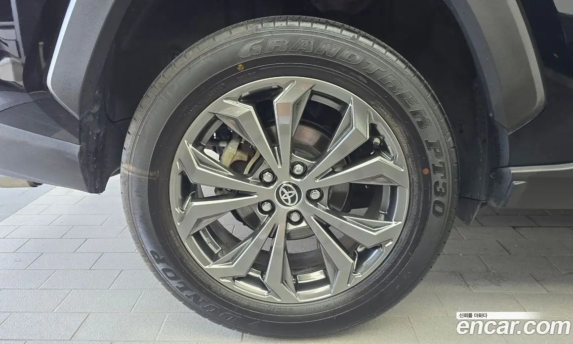 Toyota RAV4 2024 2.5 автомат (гидро), фото 5 Toyota RAV4 2024 2.5 автомат (гидро), фото 5