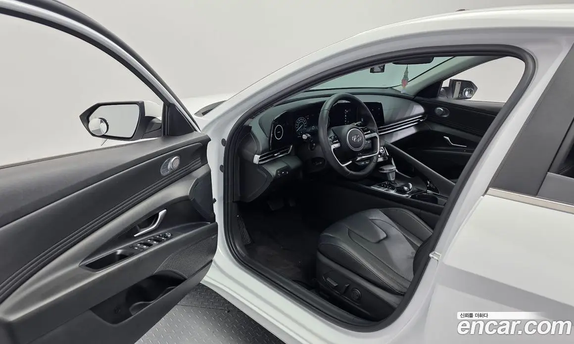 Hyundai Avante 2022 1.6 автомат (гидро), фото 13