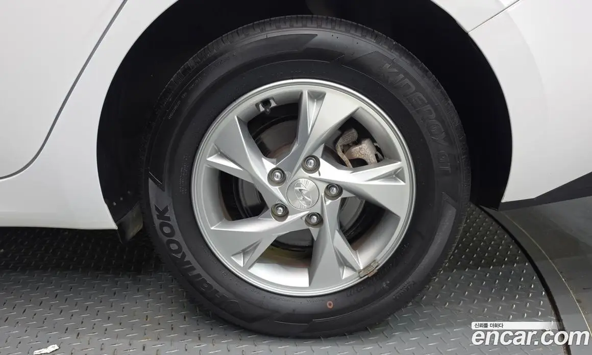 Hyundai Avante 2023 1.6 автомат (гидро), фото 7