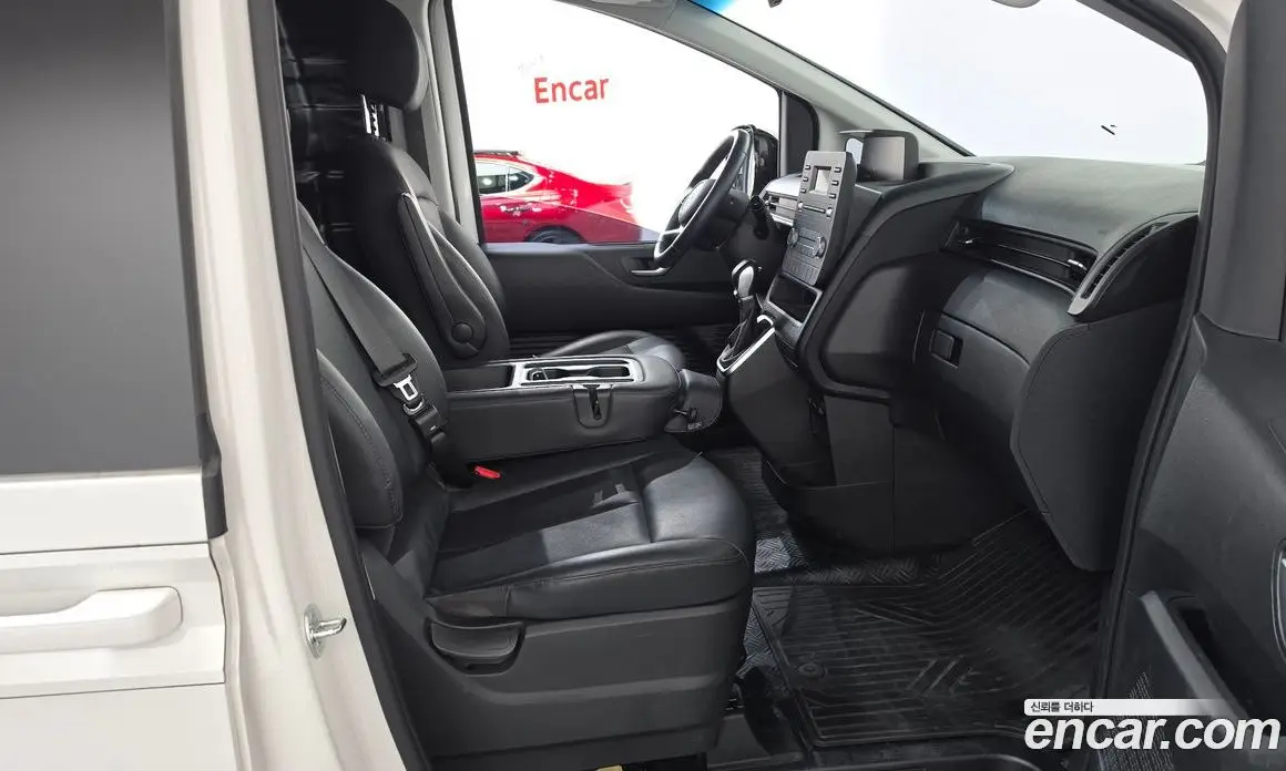 Hyundai Staria 2023 3.5 автомат (гидро), фото 16