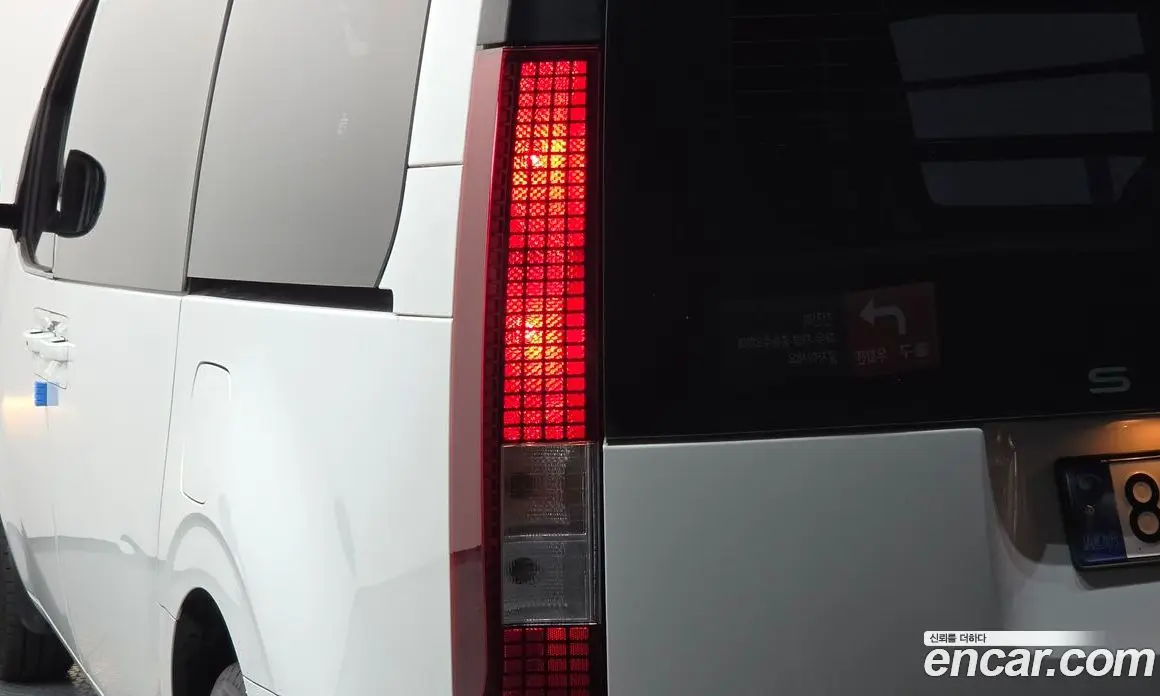 Hyundai Staria 2023 3.5 автомат (гидро), фото 9