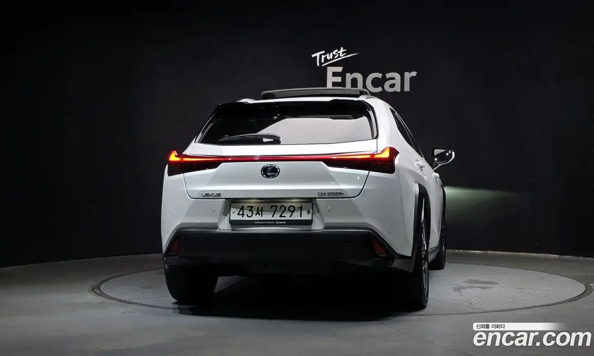 Lexus UX 2019 2.0 автомат (гидро), фото 4 Lexus UX 2019 2.0 автомат (гидро), фото 4