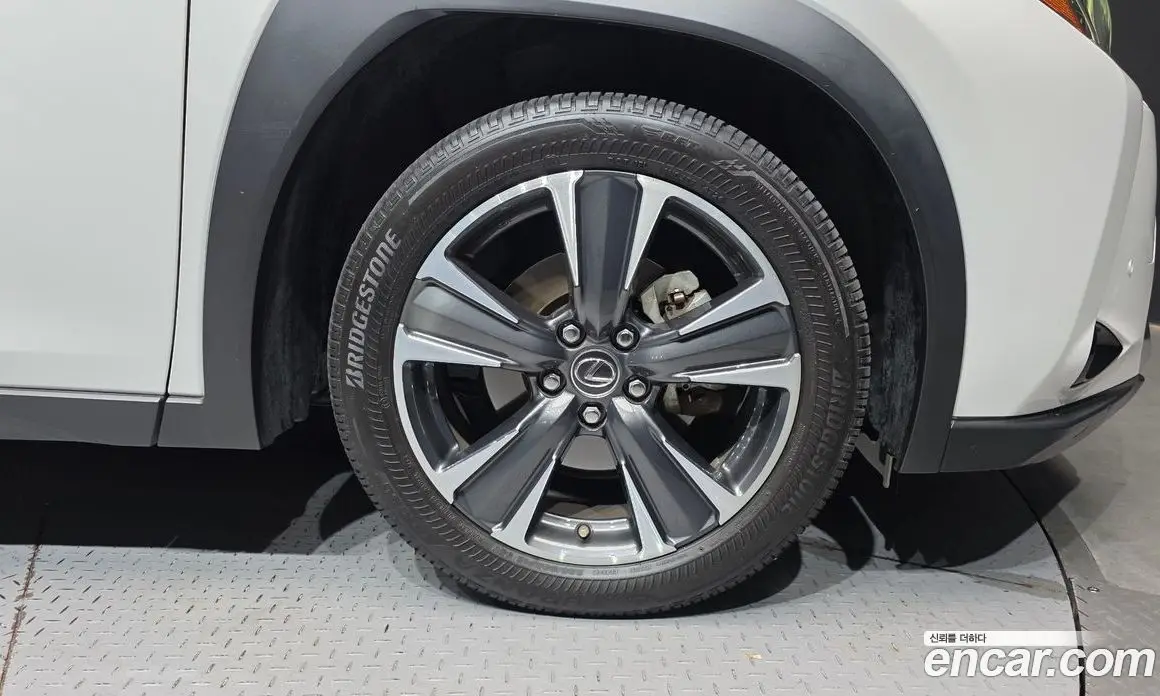 Lexus UX 2019 2.0 автомат (гидро), фото 7 Lexus UX 2019 2.0 автомат (гидро), фото 7