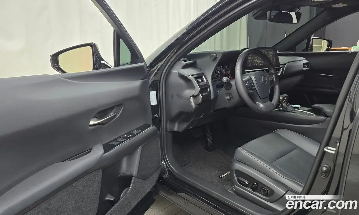 Lexus UX 2023 2.0 автомат (гидро), фото 12 Lexus UX 2023 2.0 автомат (гидро), фото 12