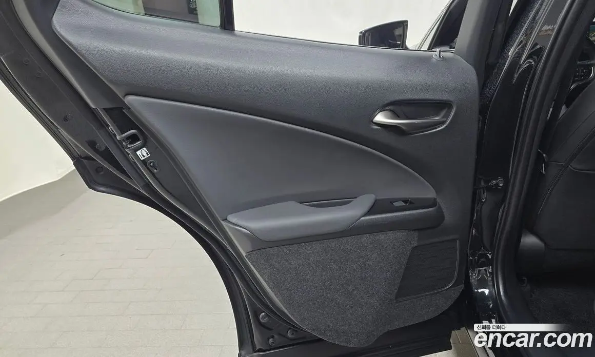 Lexus UX 2023 2.0 автомат (гидро), фото 14 Lexus UX 2023 2.0 автомат (гидро), фото 14