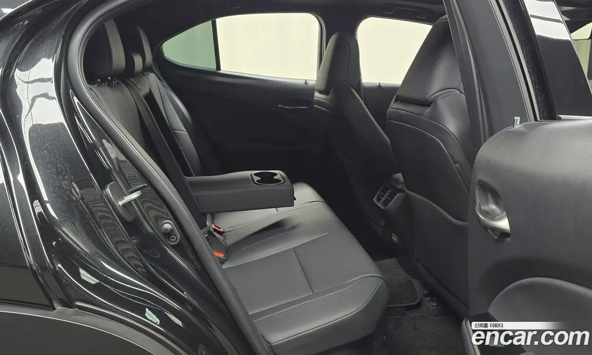 Lexus UX 2023 2.0 автомат (гидро), фото 16 Lexus UX 2023 2.0 автомат (гидро), фото 16