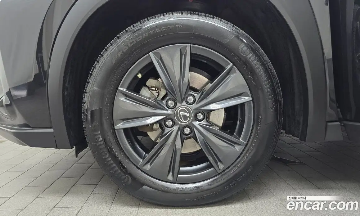 Lexus UX 2023 2.0 автомат (гидро), фото 4 Lexus UX 2023 2.0 автомат (гидро), фото 4
