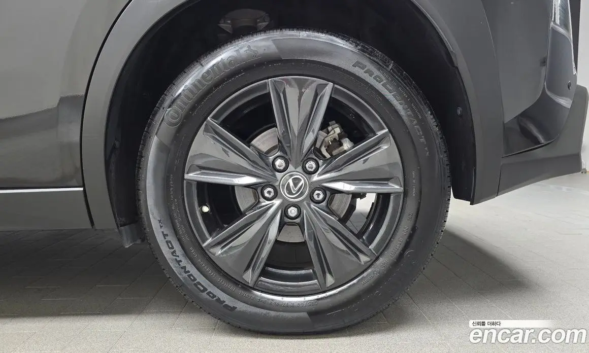 Lexus UX 2023 2.0 автомат (гидро), фото 6 Lexus UX 2023 2.0 автомат (гидро), фото 6