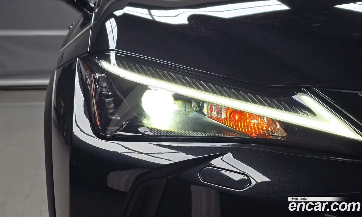Lexus UX 2023 2.0 автомат (гидро), фото 7 Lexus UX 2023 2.0 автомат (гидро), фото 7